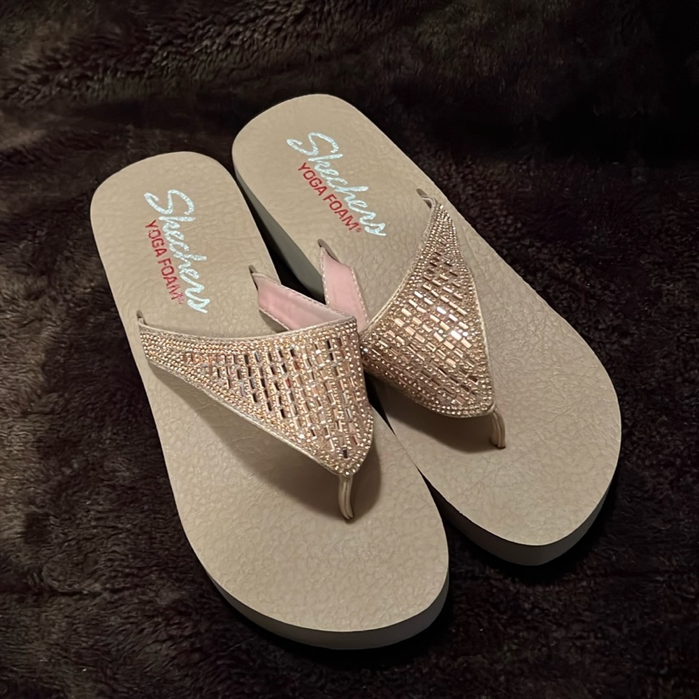 💗💗PRICE DROP💗💗NWOT-SKETCHERS YOGA FOAM ROSE GOLD SPARKLE✨ THONGS. SUPER SOFT